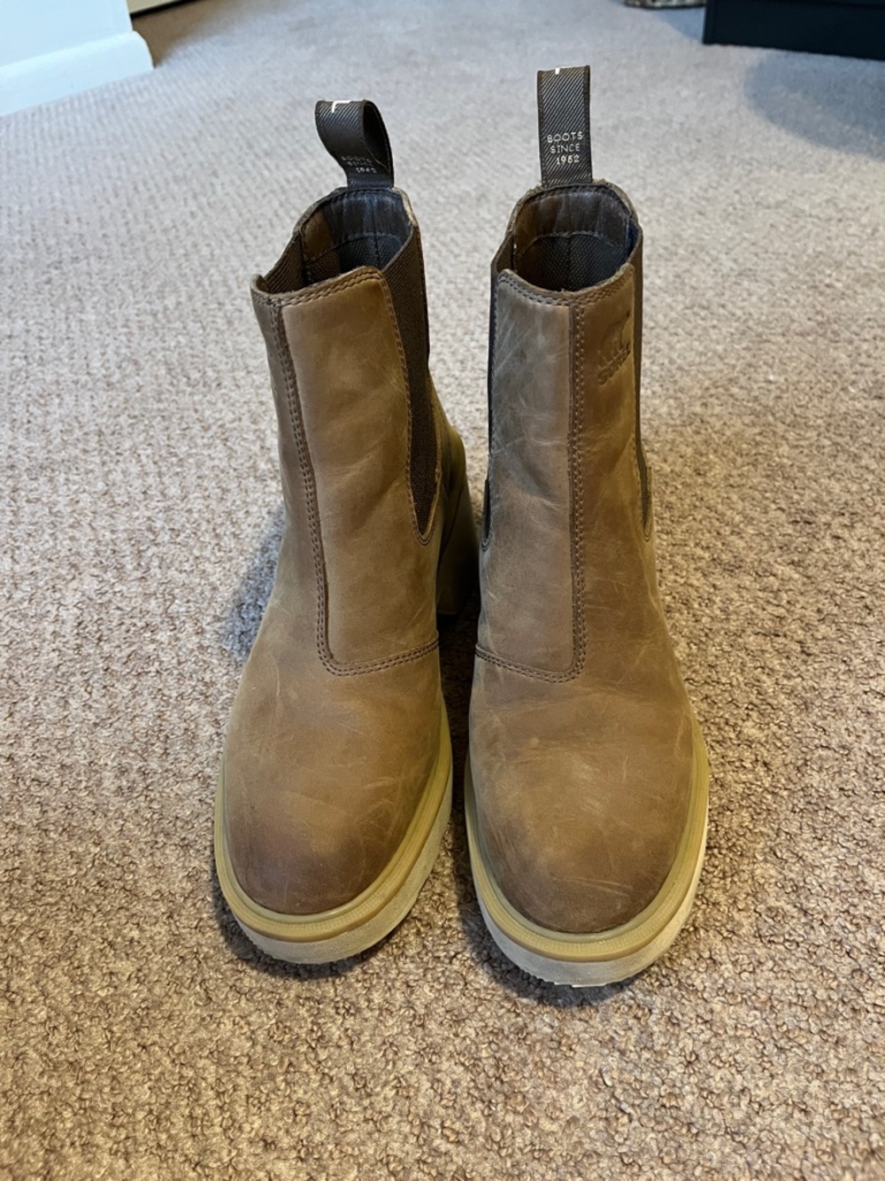 Size 7. Some scuffing on light colored heel. Otherwise great condition.